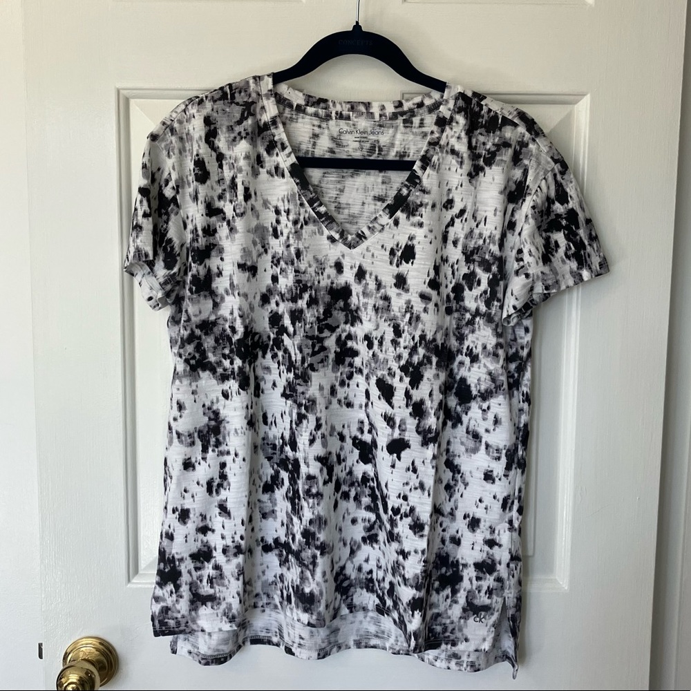🛍️FINAL PRICE🛍️ Calvin Klein Jeans v-neck black & white tie dye tee, women’s L